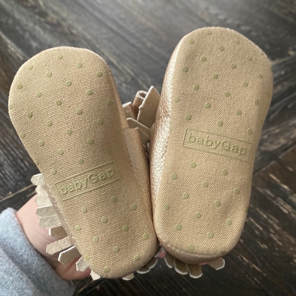 Girls baby gap gold shine bow moccasins. Baby bow gold moccasins. Baby slip-on - Picture 4 of 5